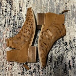 dolce vita brown textured/patterned mini zipper booties